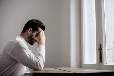 Ne yazık ki oturmuş kafasında elleriyle umutsuz adamın.