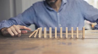 El ile ahşap domino oynuyor.