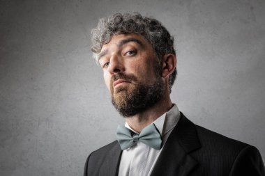 Papyon ciddi seyir ile kıvırcık saçlı işadamı.