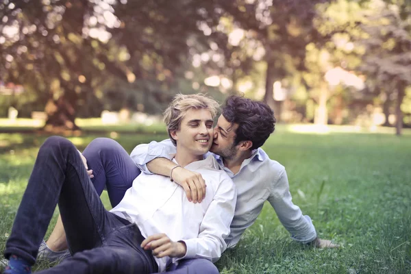 Gay Casal Deitado Grama Compartilhar Íntimo Momento Parque — Fotografia de Stock