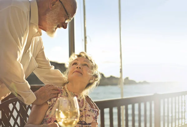 Senior Paar Heeft Een Drankje Een Terras Een Zomerdag — Stockfoto