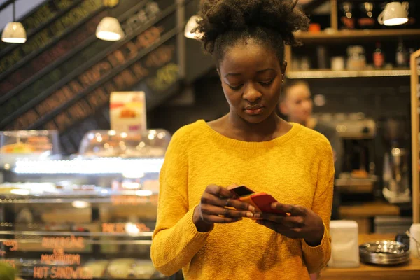 Joven Afro Mujer Bistró Guardando Tarjeta Crédito —  Fotos de Stock