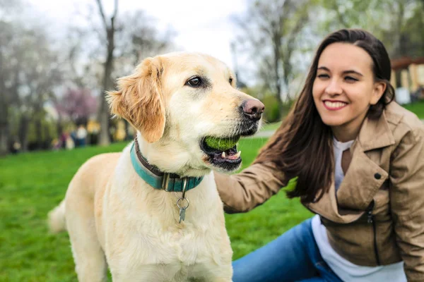 Jeune Jolie Femme Avec Son Chien Dans Parc — Photo