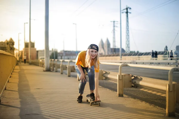 Νεαρή Ξανθιά Έφηβος Μπέιζμπολ Ένα Skateboard Στην Πόλη — Φωτογραφία Αρχείου