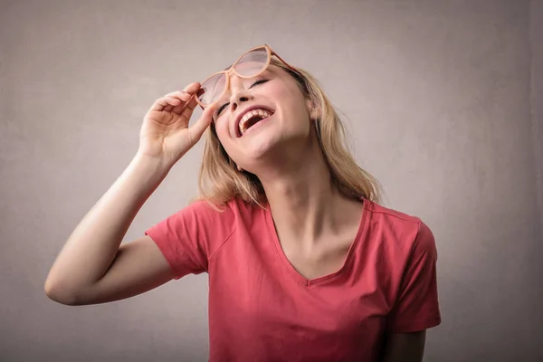 Joven Mujer Rubia Riendo Positivamente Interiores —  Fotos de Stock