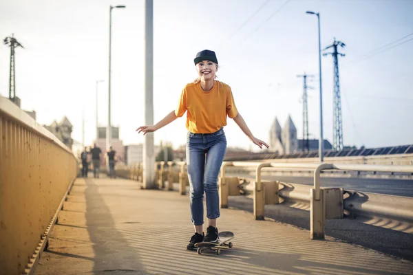 Jovem Adolescente Loira Divertindo Com Skate Cidade — Fotografia de Stock