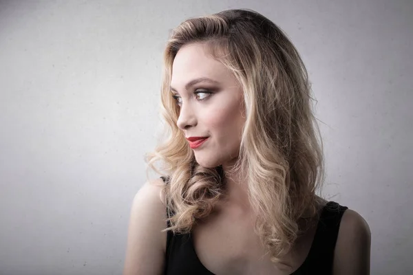 Portret Van Een Jonge Blonde Elegante Vrouw Binnen — Stockfoto