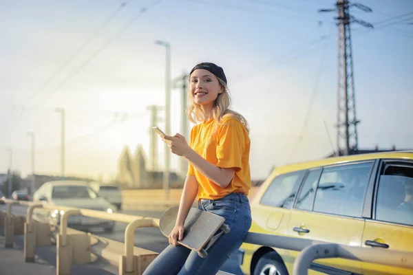 Jonge Blonde Vrouw Controleren Haar Smartphone Stad Glimlachen — Stockfoto