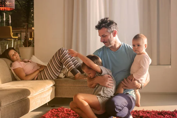 Jovem Família Passar Tempo Juntos Sala Estar — Fotografia de Stock