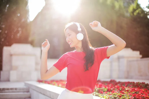Schöne Asiatische Frau Mit Kopfhörern Tanzen Und Spaß Freien — Stockfoto