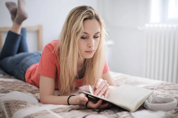 Mujer Rubia Joven Acostada Cama Estudiando — Foto de Stock