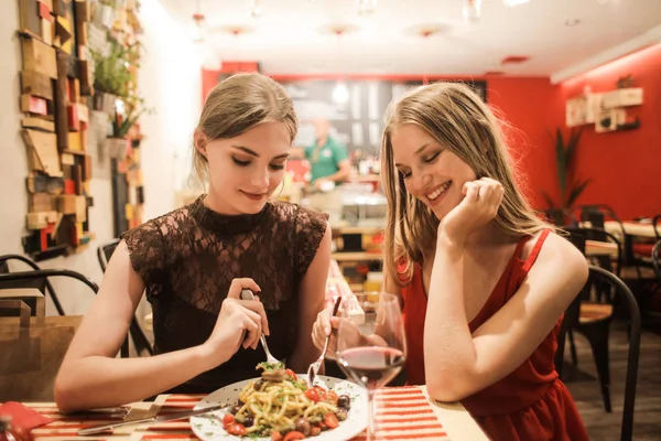 Dwie Koleżanki Ucztowania Ciesząc Się Swoim Towarzystwem Restauracji — Zdjęcie stockowe