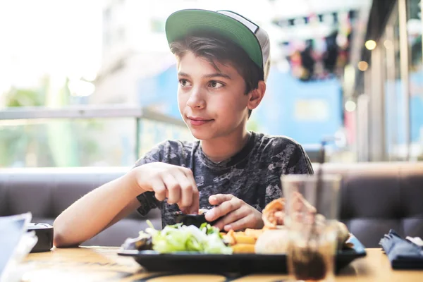 Jeune Garçon Déjeunant Plein Air Sur Une Terrasse Été — Photo