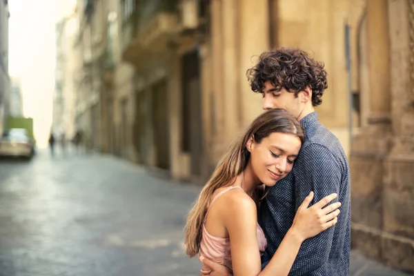 Junges Paar Umarmt Und Lächelt Der Altstadt — Stockfoto