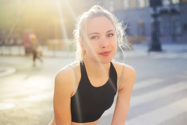 Unga Blonda Kvinnan Fitness Outfit Sitter Och Ler Kameran — Stockfoto