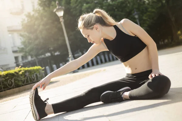 Bir parkta uzanan kıyafet çalışan genç güzel sarışın kadın.