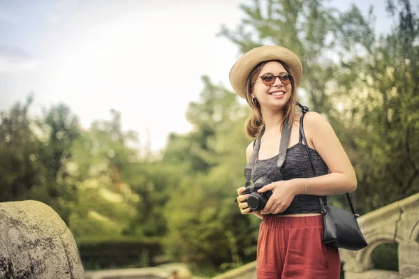 若い可愛いビンテージ カメラで自然の中を歩くティーンエイ ジャー観光客 — ストック写真