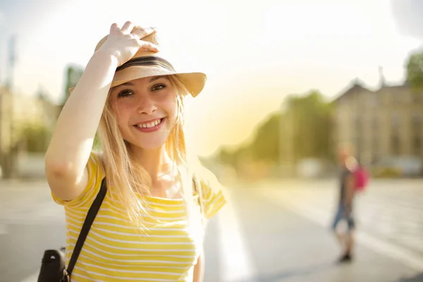 Giovane Donna Bionda Cappello Paglia Sorridente Città — Foto Stock