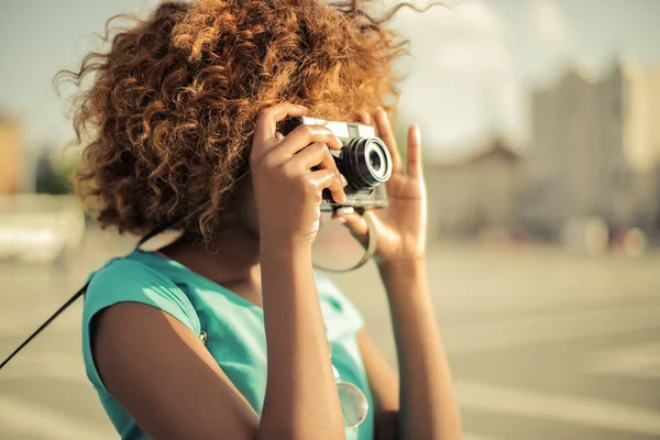 Junge Afro Frau Macht Einem Sommertag Ein Foto Mit Ihrer — Stockfoto