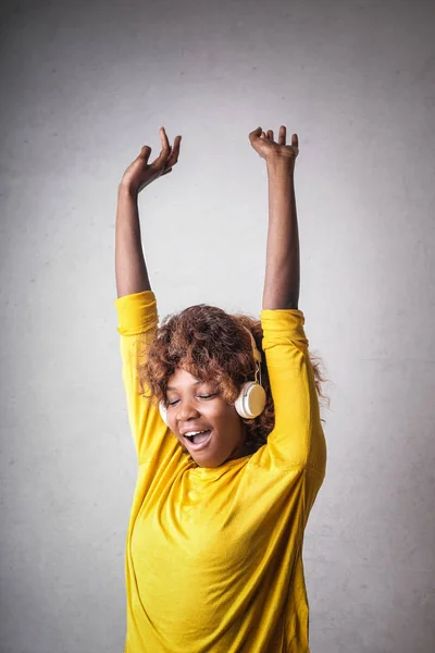 Γυναίκα Ηλικίας Αφρο Ακούγοντας Μουσική Ακουστικά Και Απολαμβάνει Μουσική — Φωτογραφία Αρχείου