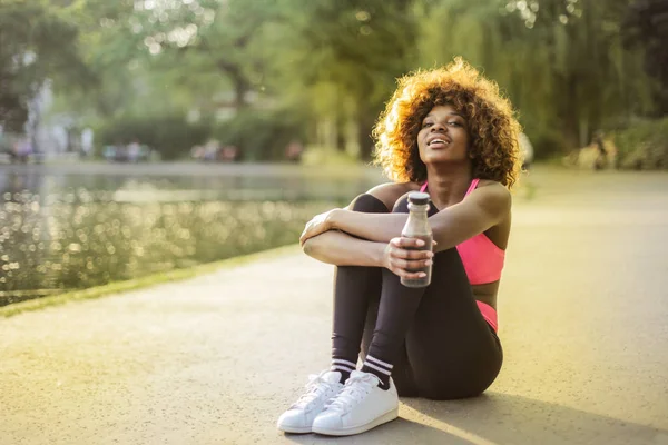 Mladí Afro Žena Provozním Oblečení Sedí Přestávce Drinkem Parku — Stock fotografie