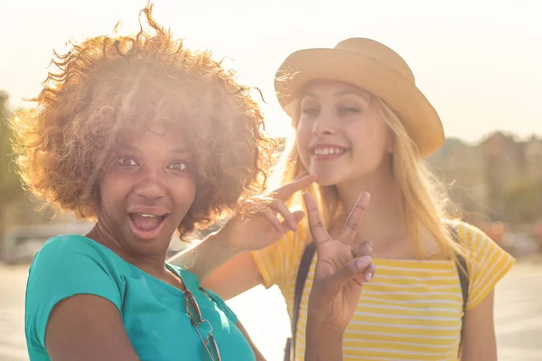 Dwóch Młodych Przyjaciół Kobiece Zabawy Uśmiecha Się Odkryty — Zdjęcie stockowe