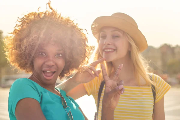 Dos Amigas Jóvenes Divirtiéndose Sonriendo Aire Libre — Foto de Stock