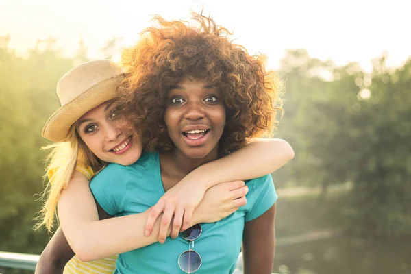 Två Unga Kvinnliga Vänner Att Kul Gatan Och Roar Sig — Stockfoto