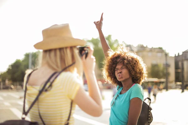 Duas Jovens Amigas Divertindo Rua Divertindo Dia Verão — Fotografia de Stock