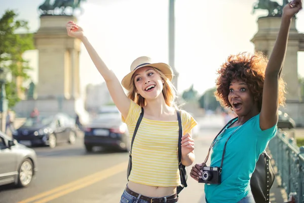 Two Female Friends Having Fun Street Vacation Summer — Stock Photo, Image