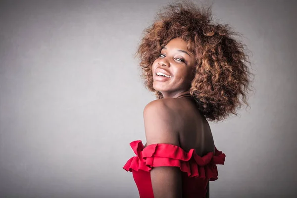 赤いドレスで自信を持って笑って若いアフロ女性 — ストック写真