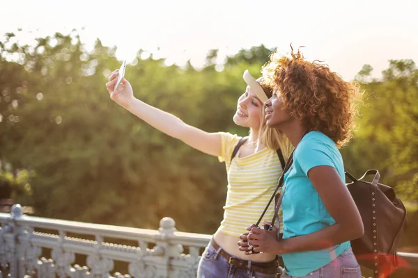 Dwóch Młodych Przyjaciół Kobiece Biorąc Selfie Most Mieście — Zdjęcie stockowe