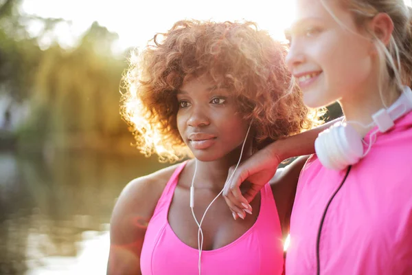 Jeunes Amies Tenue Fitness Relaxant Faisant Une Pause — Photo