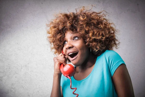 Молодая Афроамериканка Разговаривает Красному Телефону Спрашивает Себя — стоковое фото