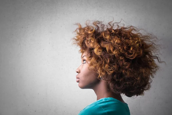 Joven Mujer Afro Mirando Seriamente — Foto de Stock