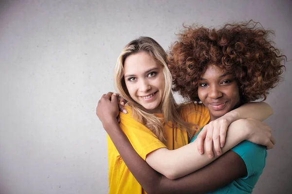Two Young Female Friends Hugging Each Other Smiling — Stock Photo, Image