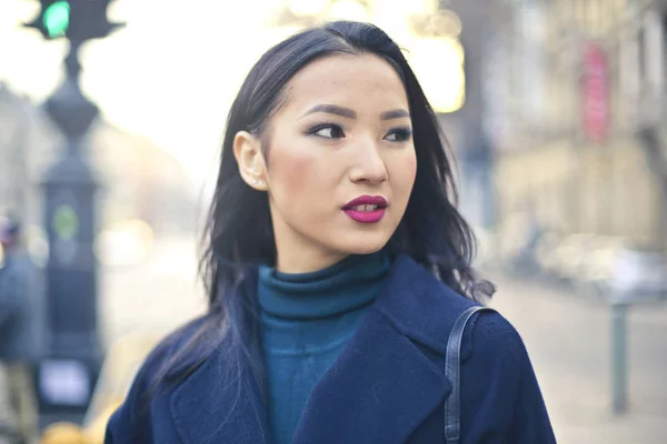 Şehirde Yürüyüş Güzel Asyalı Kadın — Stok fotoğraf