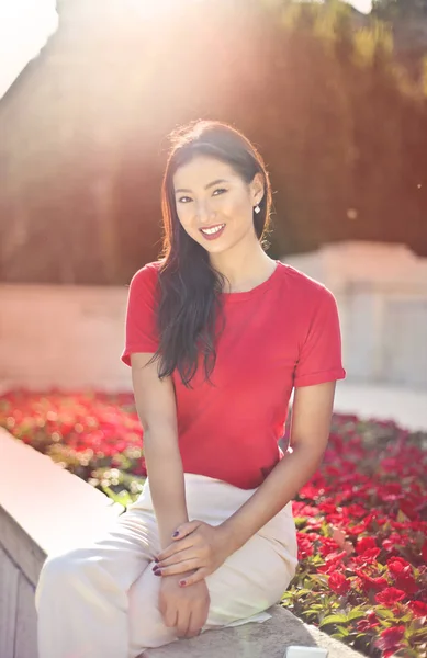 Mulher Asiática Bonita Sentada Lado Canteiro Flores Sorrindo Positivamente — Fotografia de Stock