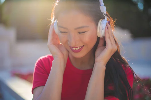 Mooie Aziatische Vrouw Met Hoofdtelefoon Luisteren Naar Muziek — Stockfoto