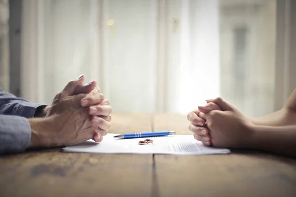 Twee Handen Tafel Met Een Document Het Midden — Stockfoto