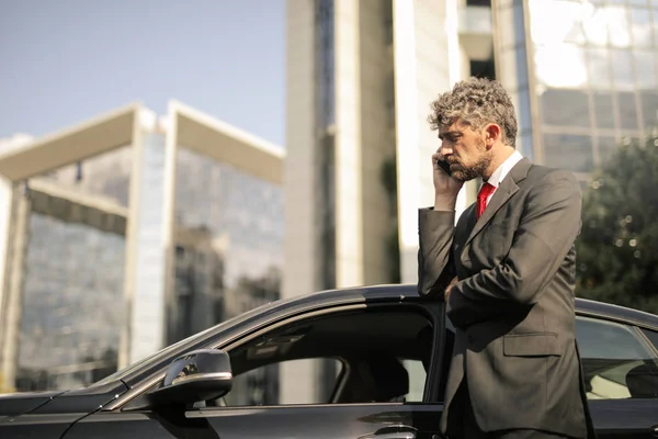 Göndör Hajú Üzletember Beszél Smartphone Mellett Kocsiját Komolyan Keres — Stock Fotó