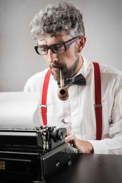 Hombre Negocios Pelo Rizado Con Pipa Humeante Pajarita Escribiendo Serio — Foto de Stock