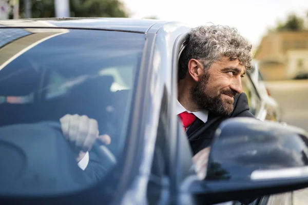 Curly Haired Zakenman Kijken Uit Zijn Auto Lachend Stad — Stockfoto