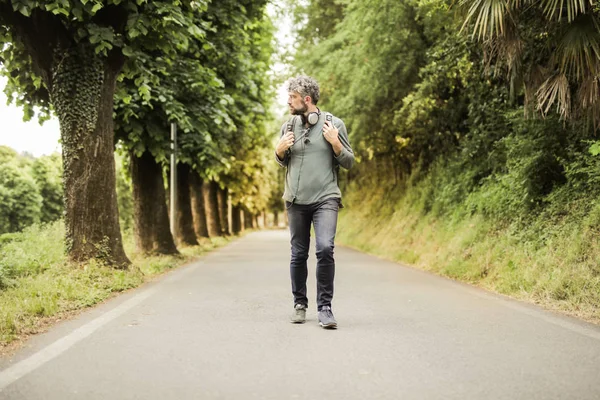 Hombre Pelo Rizado Con Mochila Caminando Bosque —  Fotos de Stock