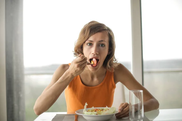 Ung Vacker Kvinna Med Hälsosam Lunch Ensam — Stockfoto