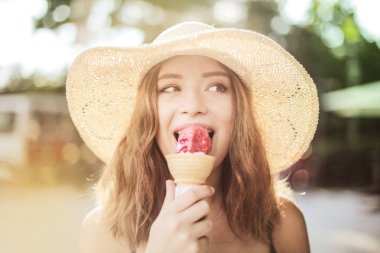 Mutlu bir yaz gününde dondurma sahip genç Genç.
