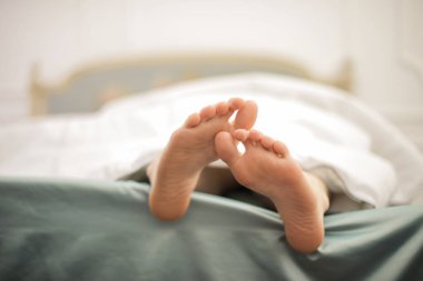 Kıvrılarak yatakta ayak.