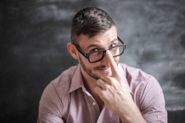 Yakışıklı delikanlı gözlüklerini ayarlama.