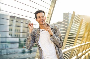 Onun el ayakta şehrin modern bir köprü gözlüklü genç emin Afro adam.