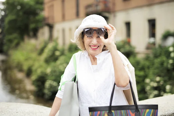 Femme Élégante Senior Souriant Avec Des Sacs Provisions Dans Ville — Photo